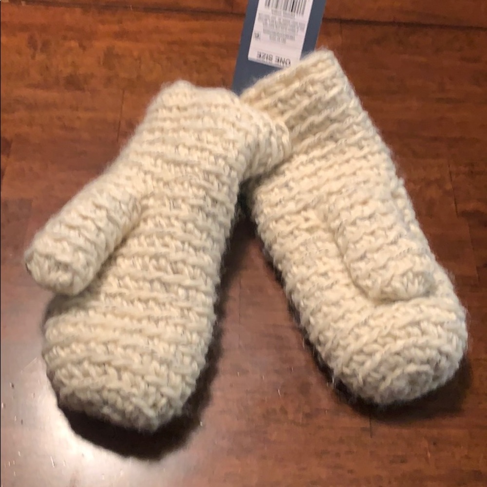 Knitted gloves